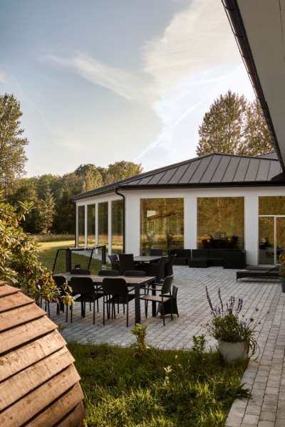 Stilren liebhaverbolig ved Hillerød styrkes med stålprofiler på taget, Hanebjergvej 3, 3400 Hillerød